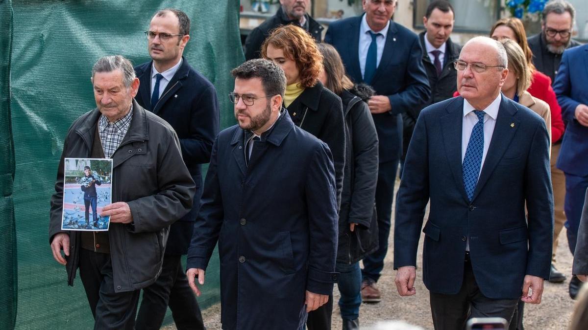 El hemano de Cipriano Martos junto al president del Govern Pere Aragonès visitan la fosa común de Reus donde se han hallado los restos del represaliado.