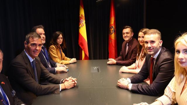 El presidente Sánchez y frente a él el primer ministro de Montenegro, Milojko Spajic