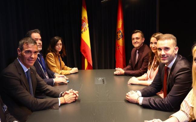 El presidente Sánchez y frente a él el primer ministro de Montenegro, Milojko Spajic