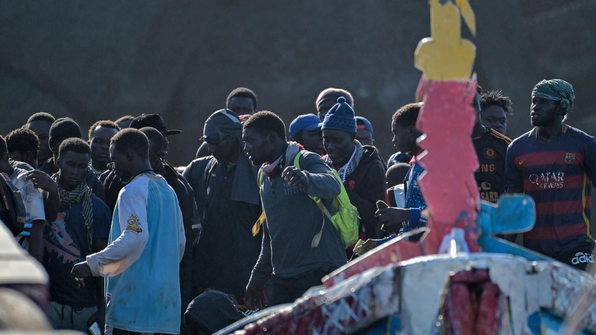 Un grupo de migrantes llegados a bordo de un cayuco a Canarias.