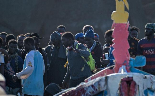 Un grupo de migrantes llegados a bordo de un cayuco a Canarias. / EFE Un grupo de migrantes llegados a bordo de un cayuco a Canarias.
