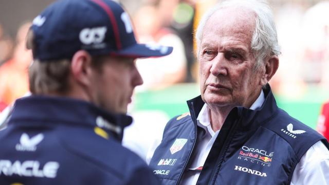 El ya exasesor de Red Bull, Helmut Marko, ante Max Verstappen.
