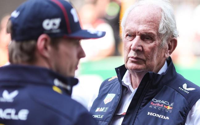 El ya exasesor de Red Bull, Helmut Marko, ante Max Verstappen.