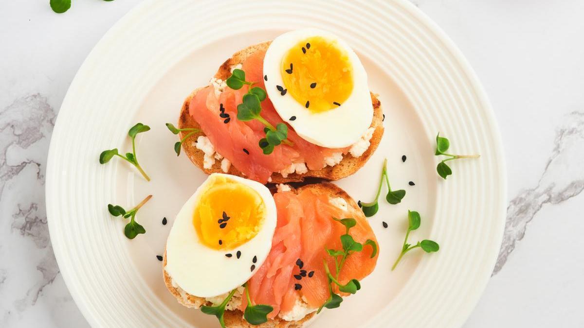 El huevo y el salmón, dos alimentos que ayudan a estimular la producción de colágeno.