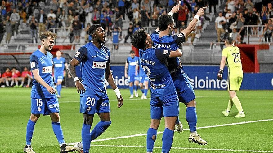 Los jugadores del Amore celebran el segundo gol ante el Racing de Ferrol