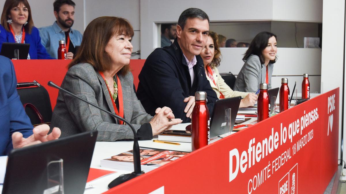 Imagen de archivo de la presidenta de la Comisión Ejecutiva Federal del PSOE, Cristina Narbona y el presidente del Gobierno, Pedro Sánchez.