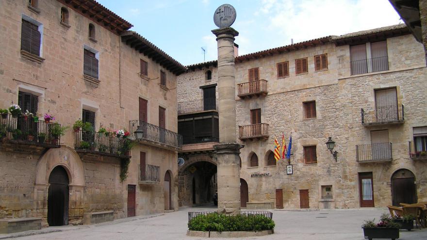Plaza del Ayuntamiento de Cretas.