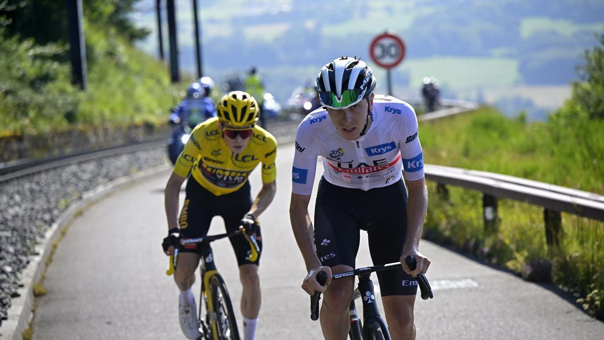 Tadej Pogacar y Jonas Vingegaard, subiendo el Puy de Dôme.