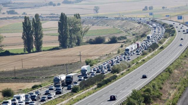 Atasco en Armiñón. Foto: Pilar Barco