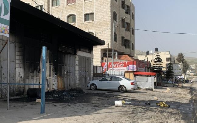 Vista de negocios, coches y edificios palestinos calcinados en Huwara. Vista de negocios, coches y edificios palestinos calcinados en Huwara.