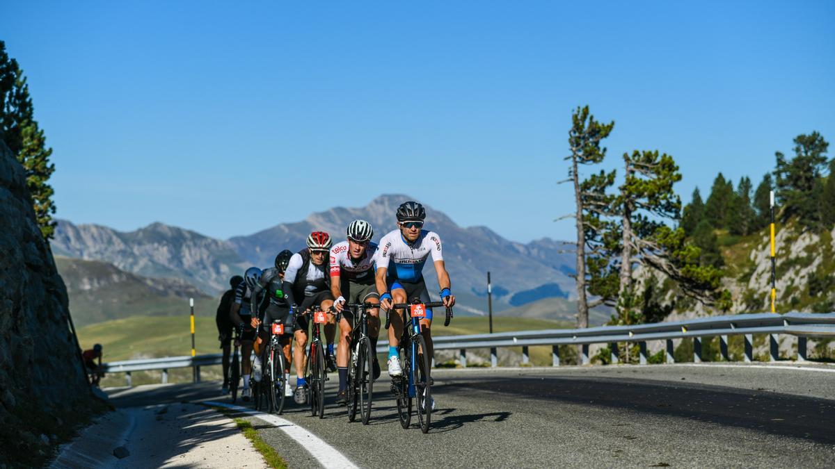 Las y los ciclistas pueden elegir entre dos recorridos de diferente distancia.