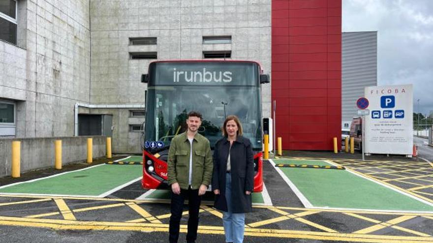 El delegado de Movilidad Sostenible, Sergio Javier, y la alcaldesa de Irun, Cristina Laborda, esta mañana en el puesto de carga eléctrica de Ficoba.