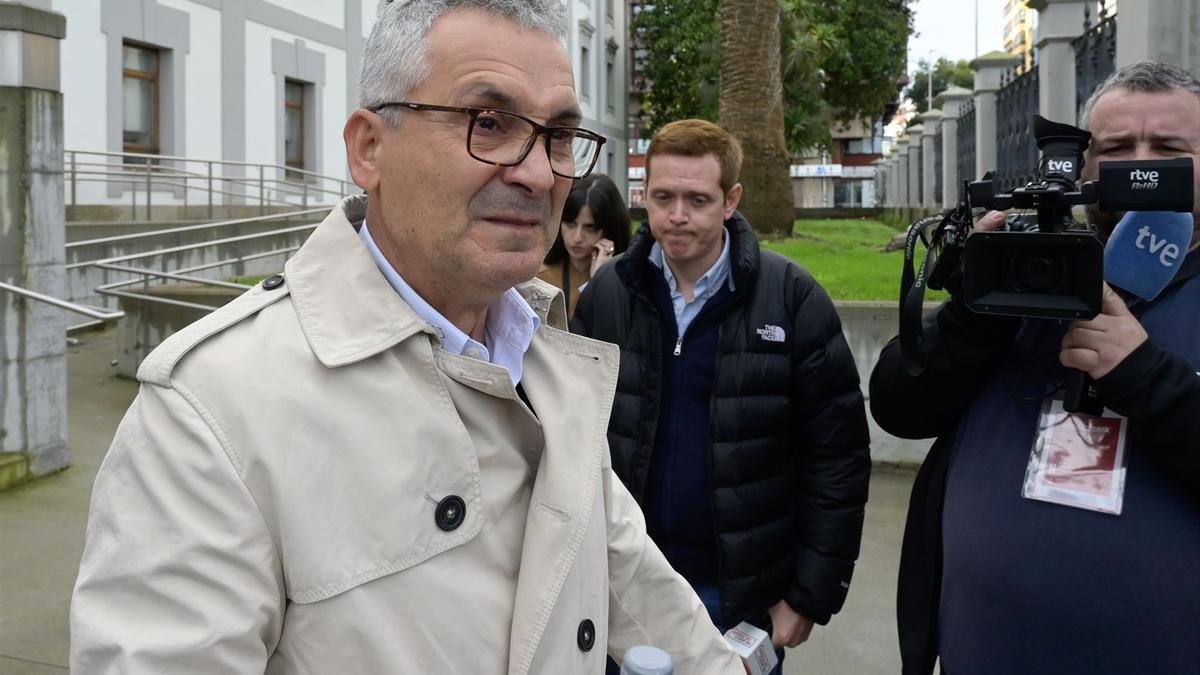 El padre de Samuel Luiz, Maxsoud Luiz, llega a la novena sesión del juicio de Samuel Luiz.