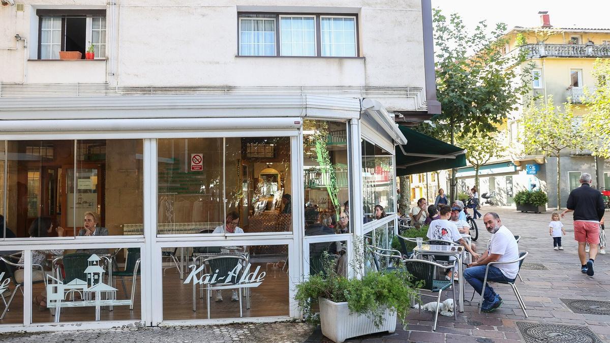 Foto del exterior de la cafetería Kai-Alde, en la calle San Pedro de Hondarribia.