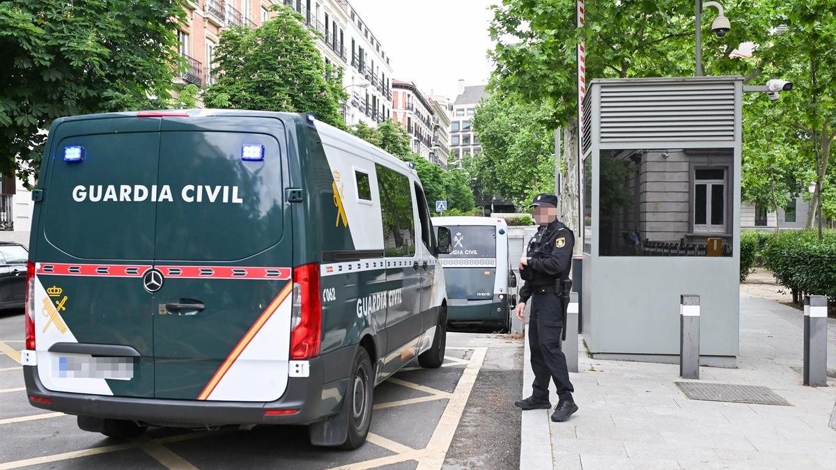 Dispositivo de la Guardia Civil en el Supremo con motivo de la llegada del exministro de Transportes.