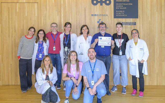 Equipo de investigación galardonado con la beca / N.G. Equipo de investigación galardonado con la beca