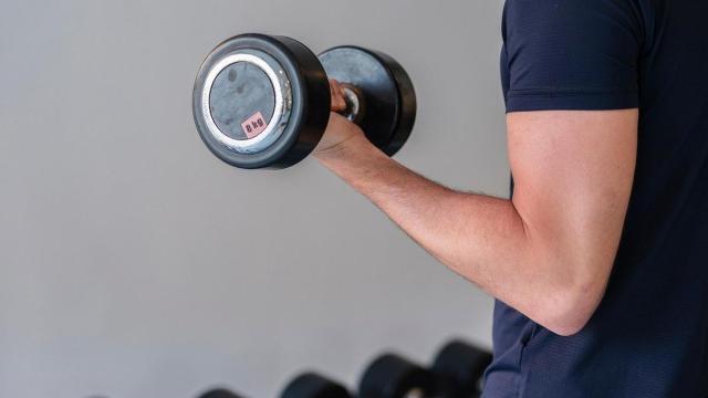 Las mancuernas y otros elementos, además de ejercicios con el propio peso, forman parte de la técnica de mejora física del Total Training.
