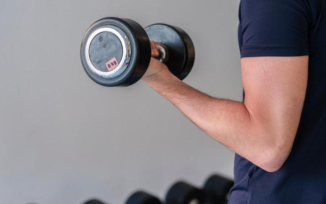 Las mancuernas y otros elementos, además de ejercicios con el propio peso, forman parte de la técnica de mejora física del Total Training.