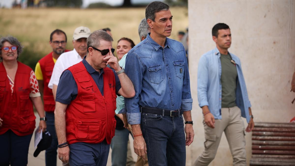 Pedro Sánchez y Emiliano García-Page, durante una visita al Puesto de Mando Avanzado por el incendio de La Mierla.