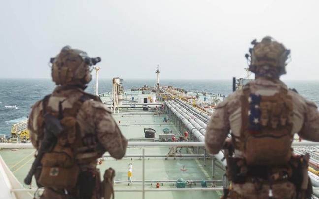 Marines de EEUU abordan un buque sancionado en el golfo de Omán