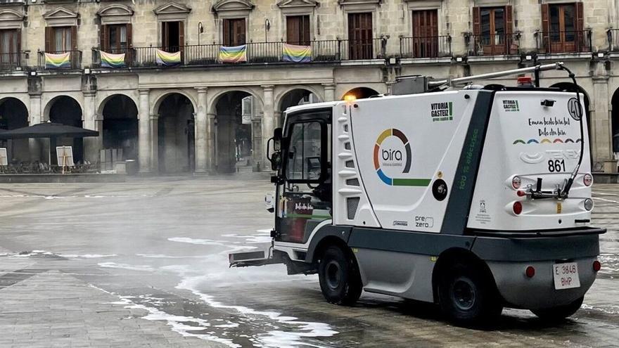 Máquina del servicio de limpieza en la Plaza Nueva de Gasteiz