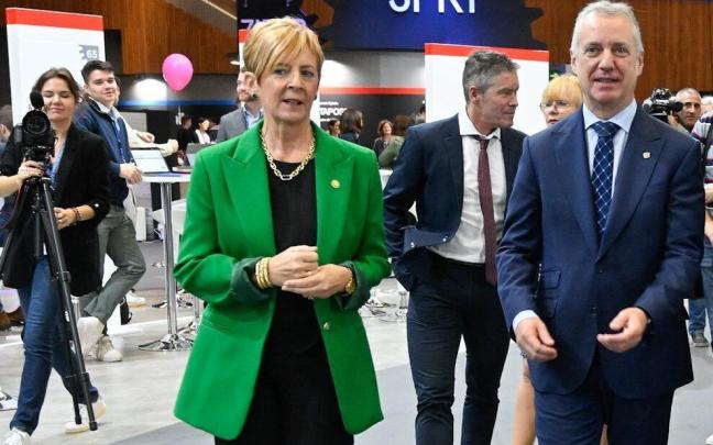 El lehendakari, Iñigo Urkullu, con la consejera Arantxa Tapia, en una acto anterior