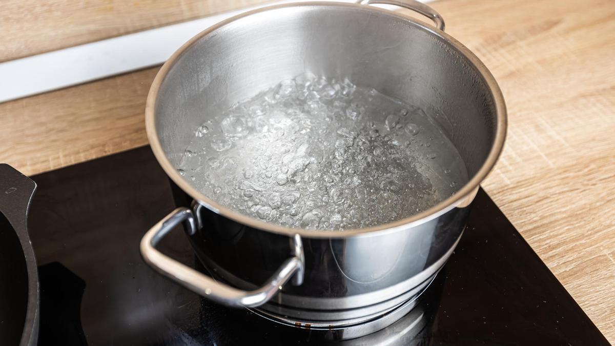 El agua hierbe en una olla lista para cocer lo que sea necesario.