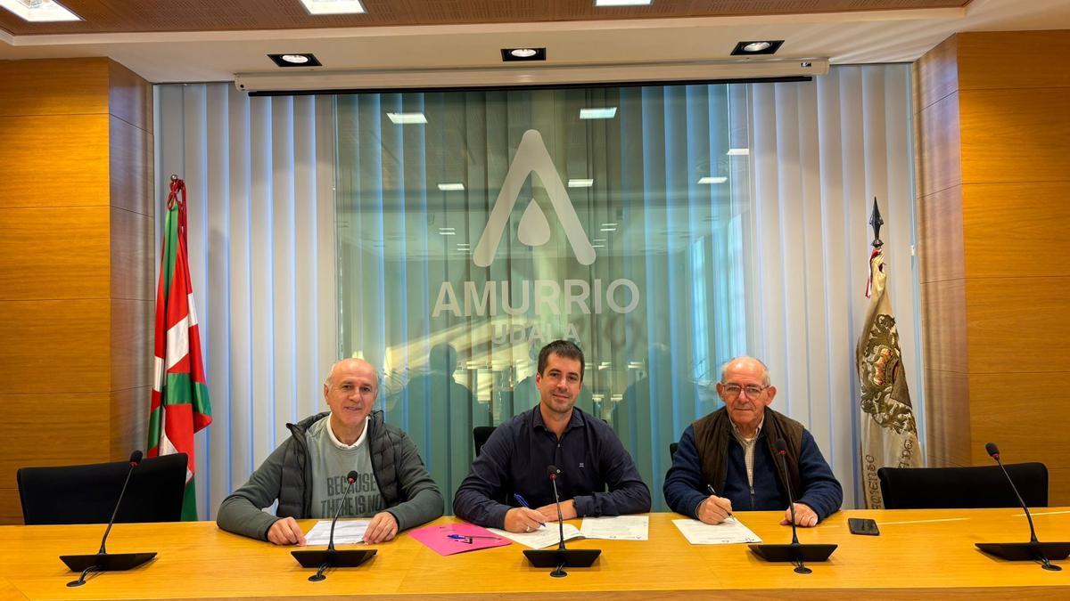 Momento de la firma del convenio con Ategin este martes en Amurrio