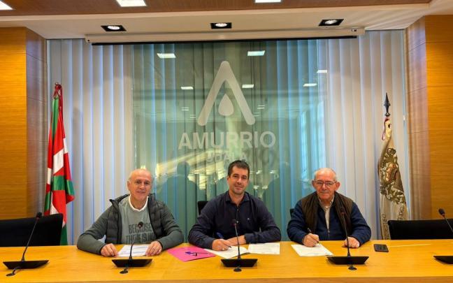Momento de la firma del convenio con Ategin este martes en Amurrio