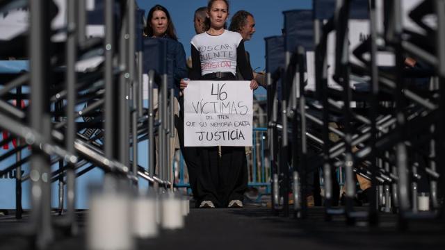 Manifestantes durante la concentración convocada por la Asociación Víctimas Descarrilamiento Adamuz frente al Congreso.