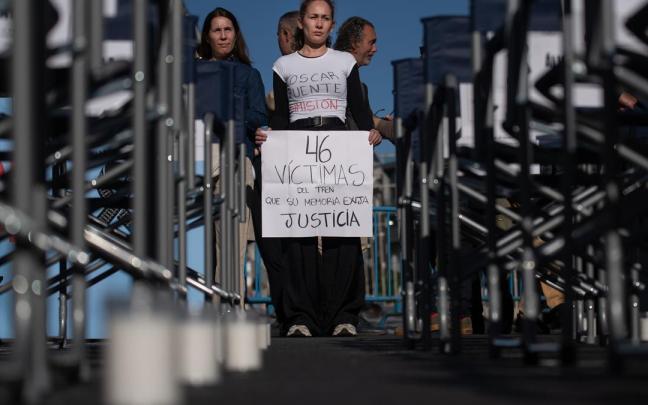 Manifestantes durante la concentración convocada por la Asociación Víctimas Descarrilamiento Adamuz frente al Congreso.