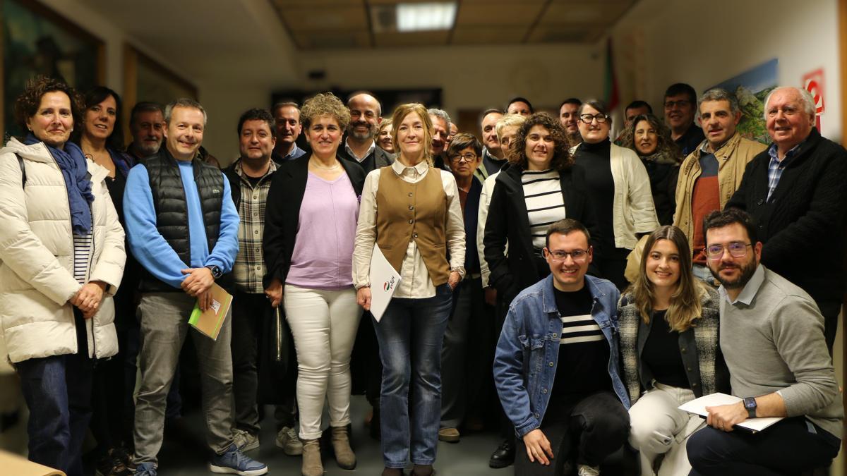 Maria Eugenia Arrizabalaga, en la mitad de la imagen, con afiliados del PNV de Urola Kosta.