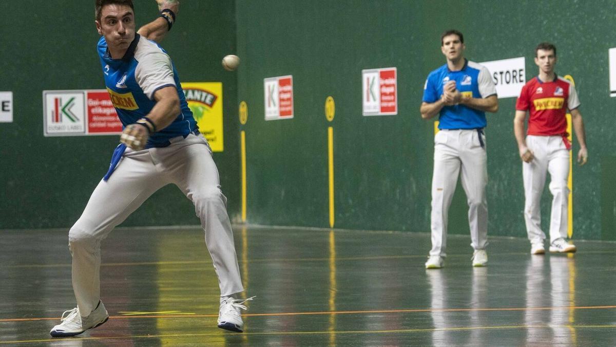 Peio Etxeberria golpea la pelota en el partido de este domingo en el Ogueta de Gasteiz.