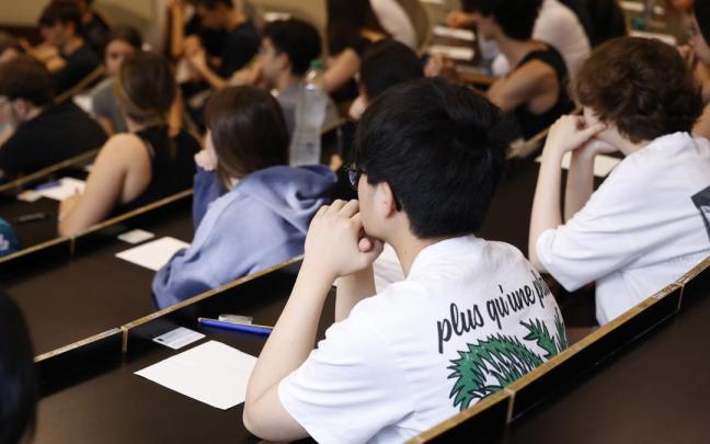 Estudiantes esperan para comenzar un examen de la Selectividad.