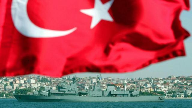 Bandera de Turquía en Estambul en frente del buque rumano Mărășești