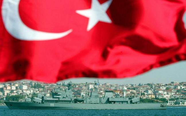 Bandera de Turquía en Estambul en frente del buque rumano Mărășești