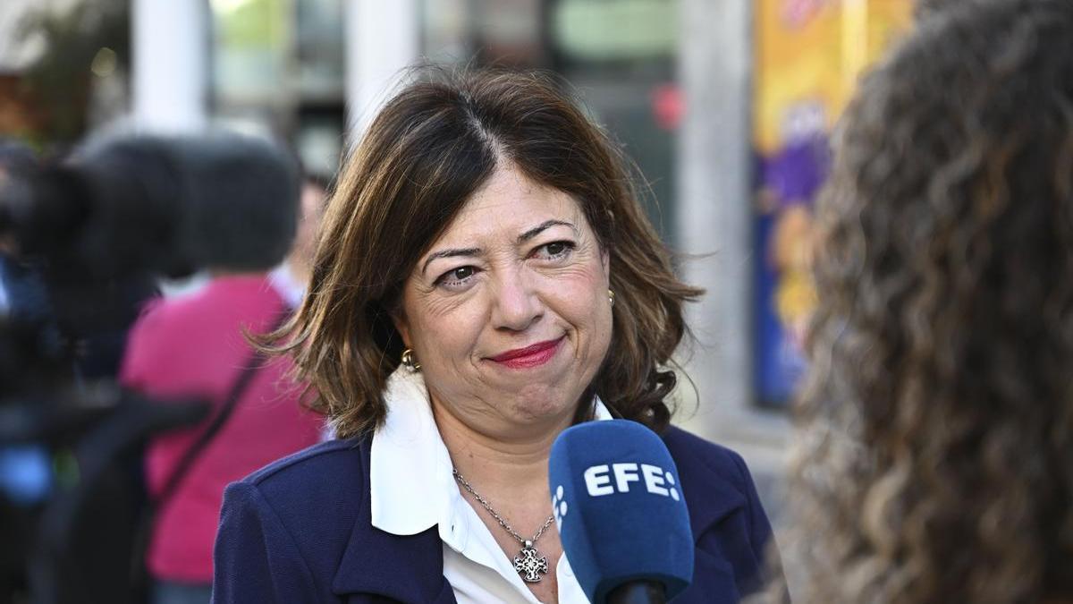 La directora general de la Asociación de Medios de Información (AMI), Irene Lanzaco, atiende a los medios antes de la segunda jornada del juicio.