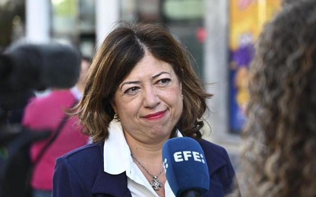 La directora general de la Asociación de Medios de Información (AMI), Irene Lanzaco, atiende a los medios antes de la segunda jornada del juicio.