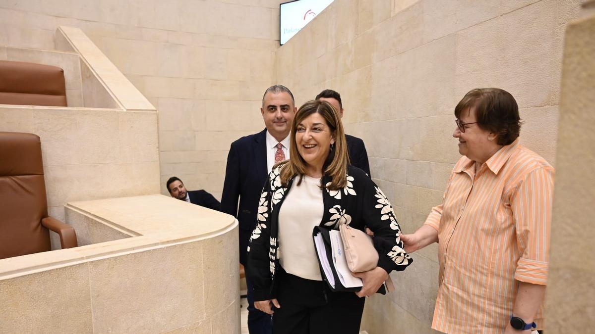 La líder del PP, María José Sáenz de Buruaga, a su llegada al Parlamento de Cantabria.