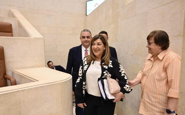 La líder del PP, María José Sáenz de Buruaga, a su llegada al Parlamento de Cantabria.