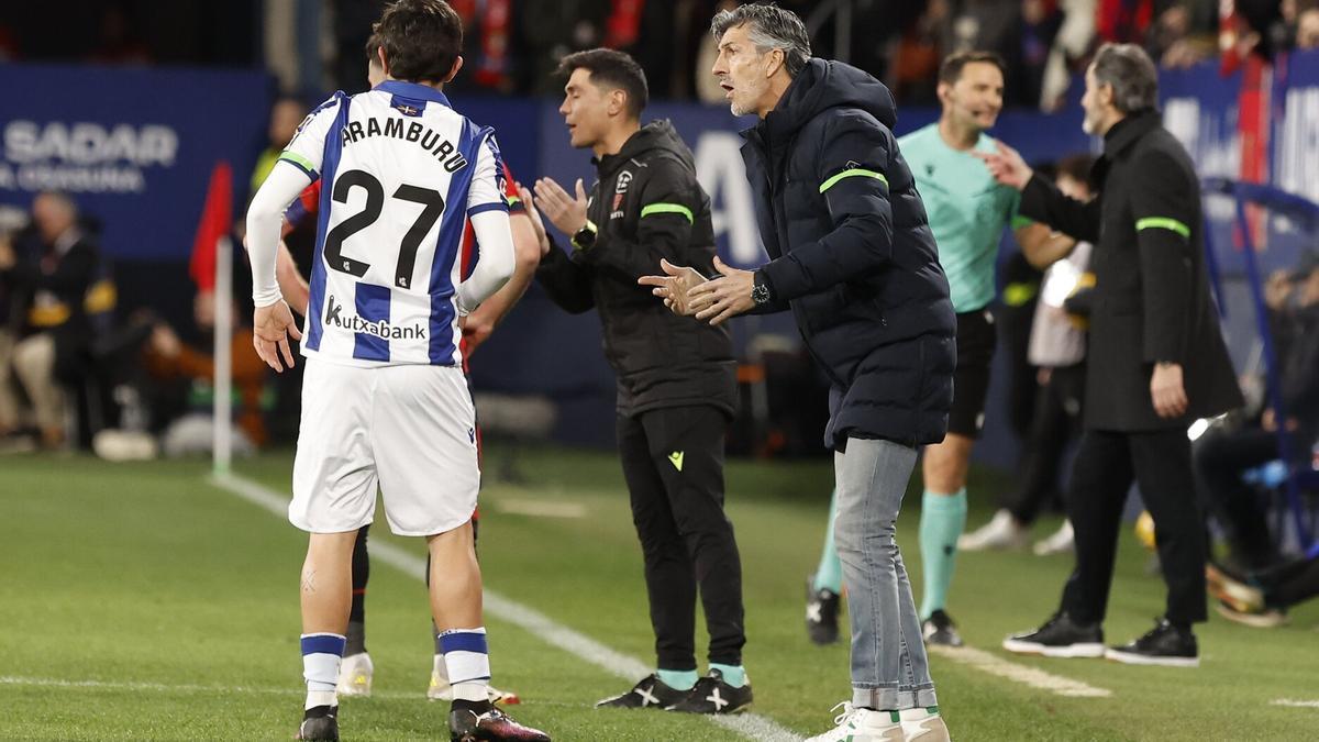 Imanol Alguacil da instrucciones a Aramburu en El Sadar. / VILLAR LOPEZ