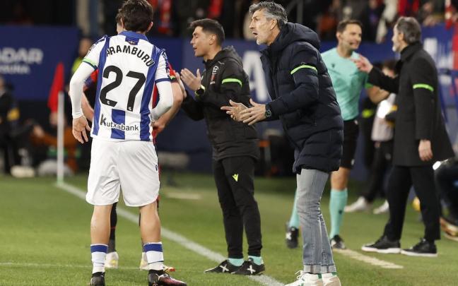 Imanol Alguacil da instrucciones a Aramburu en El Sadar. / VILLAR LOPEZ