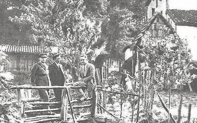 El puente de Kashkariña de Dantxarinea en la revista ‘Estampa’, en realidad el puente de Mikelenborda. El puente de Kashkariña de Dantxarinea en la revista ‘Estampa’, en realidad el puente de Mikelenborda.