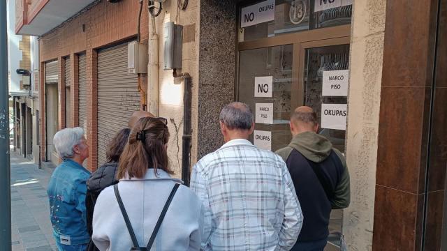 Los vecinos de Santa Eulalia 13 han colocado carteles y pancartas denunciando su problemática. M. A. P.