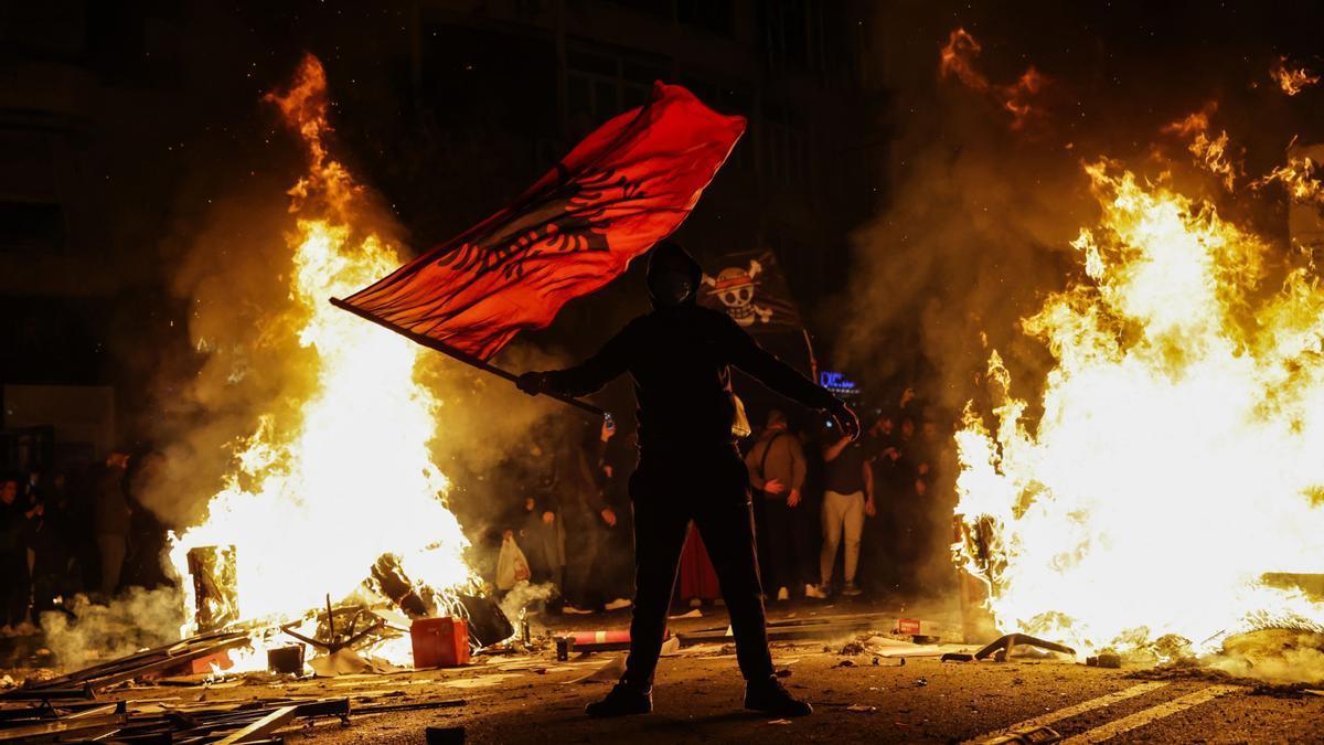 En Tirana, los enfrentamientos continúan por tercer día consecutivo.