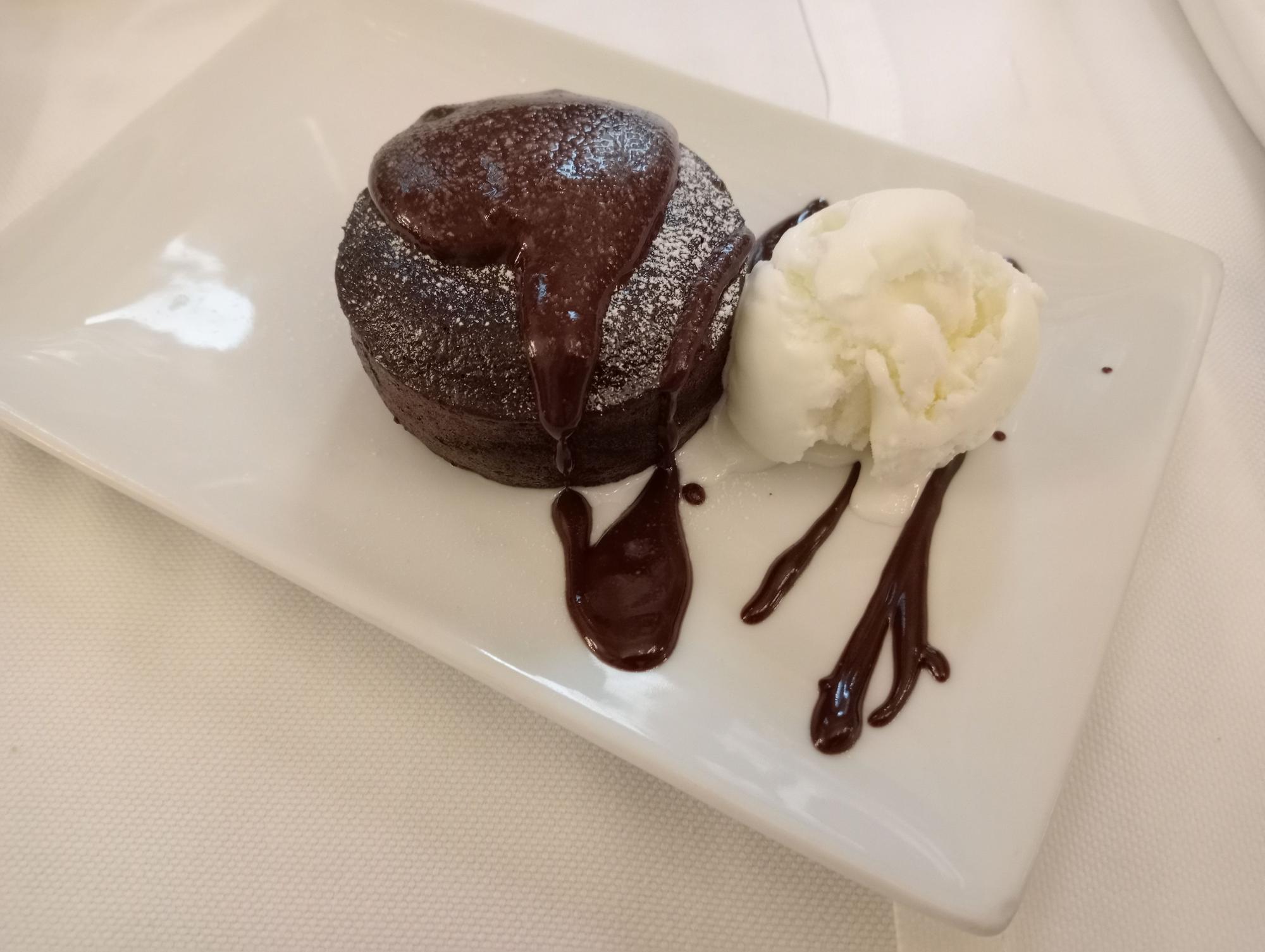 Coulant de chocolate con helado de vainilla