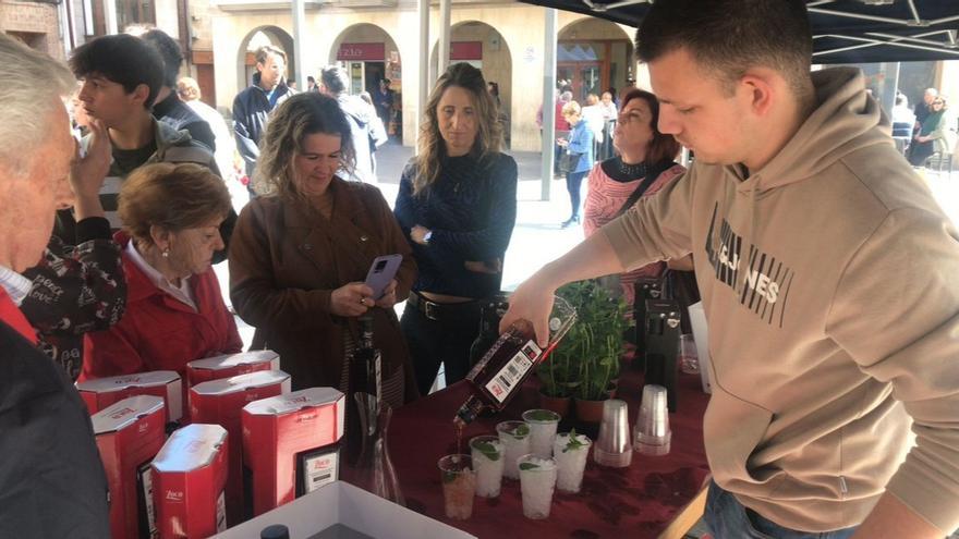 Degustación de pacharán en la III Fiesta de la Floración del Endrino, organizada por la Indicación Geográfica Pacharán Navarro.