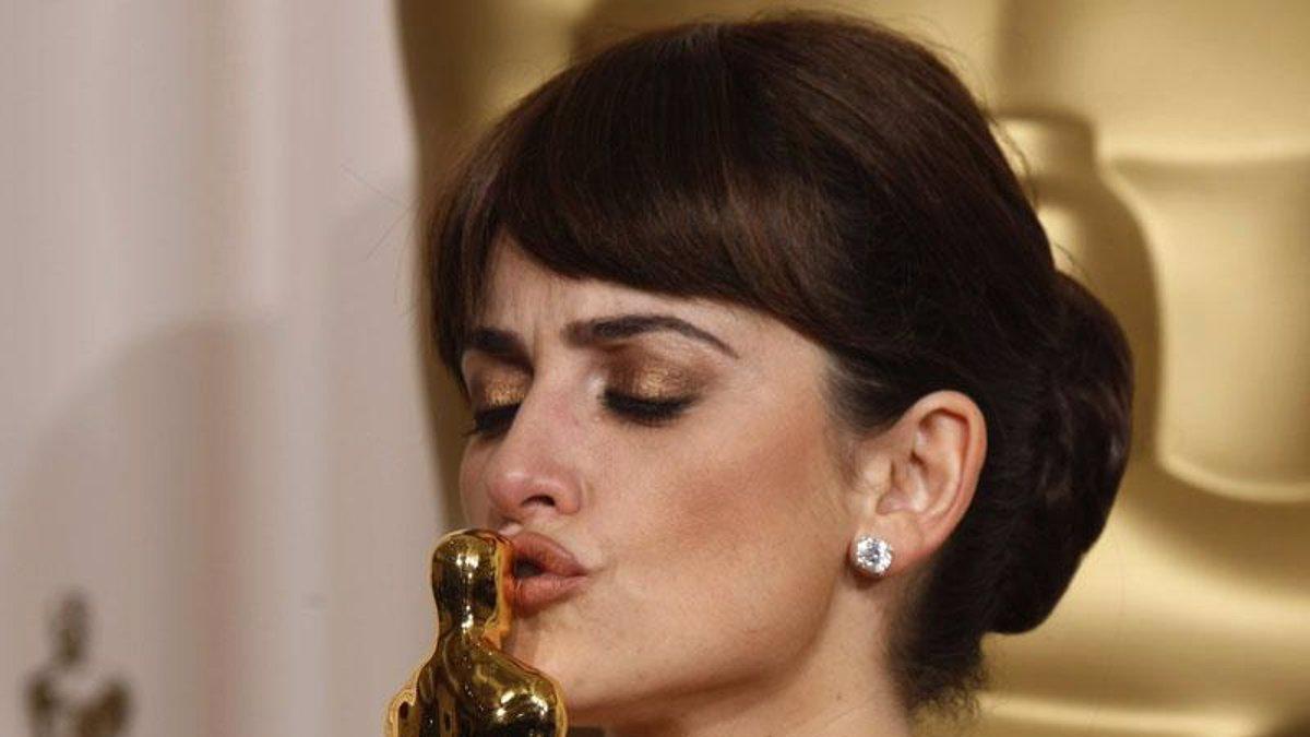 Penélope Cruz besa el Óscar conseguido por 'Vicky Cristina Barcelona'