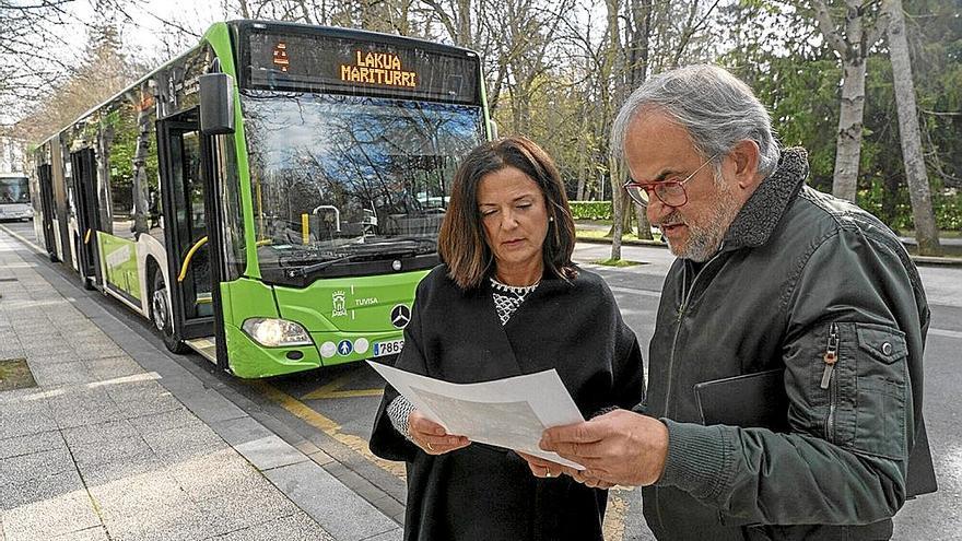 Artolazabal, ayer junto al concejal Raimundo Ruiz de Escudero. | FOTO: ALEX LARRETXI