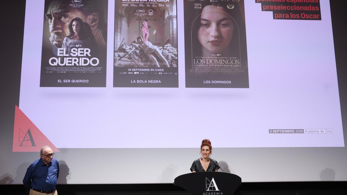 El presidente de la Academia de Cine, Fernando Méndez-Leite (i), y la actriz Miriam Garlo durante el anuncio de las películas españolas preseleccionadas para los Oscar.